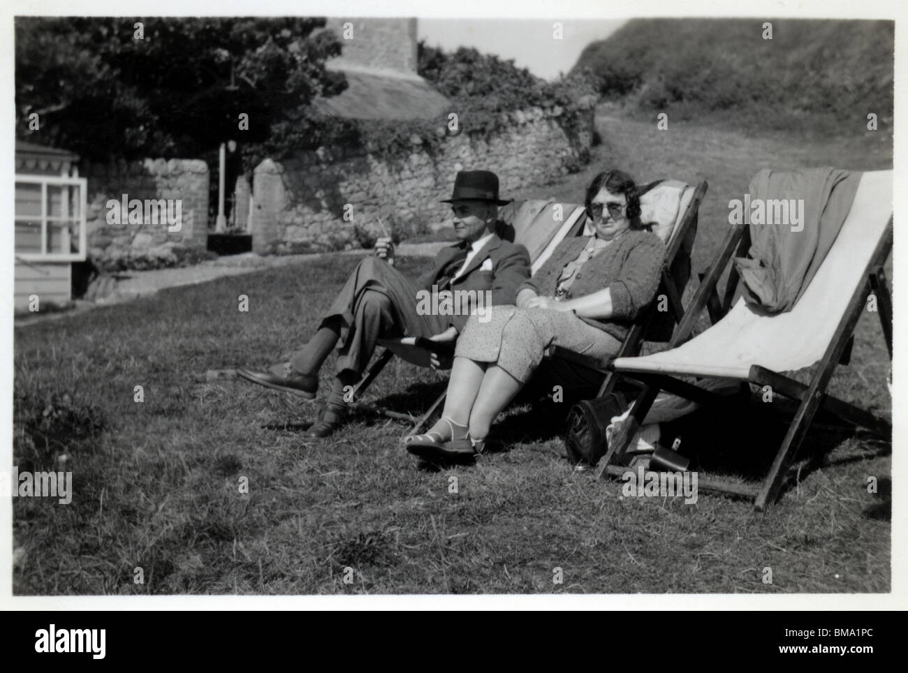 Archiv Bild: Altes Ehepaar sitzt im Deck Stühle (1940er Jahre) Stockfoto