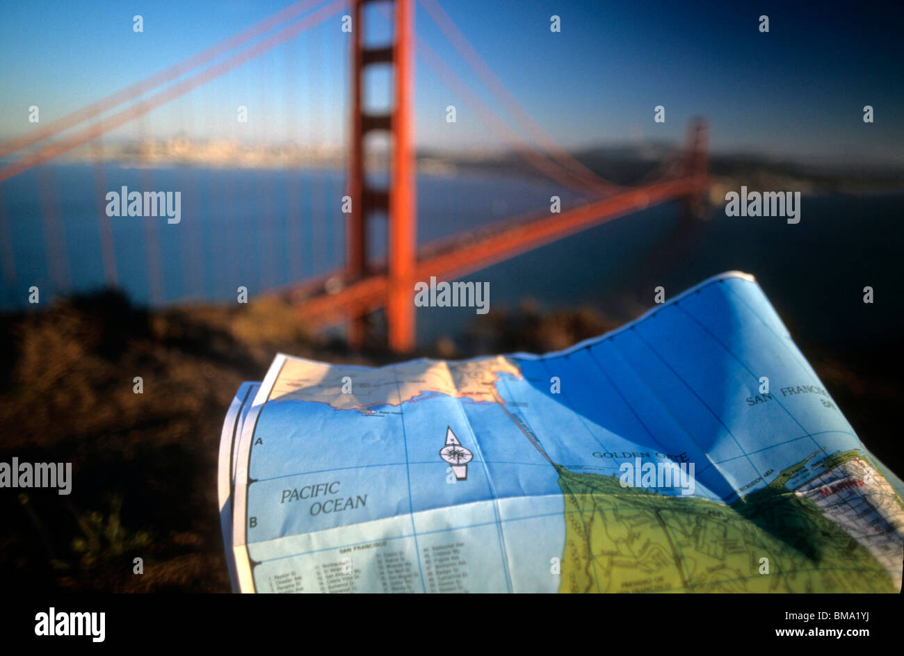 Karte von Golden Gate Bridge im Hintergrund. Kalifornien. Stockfoto