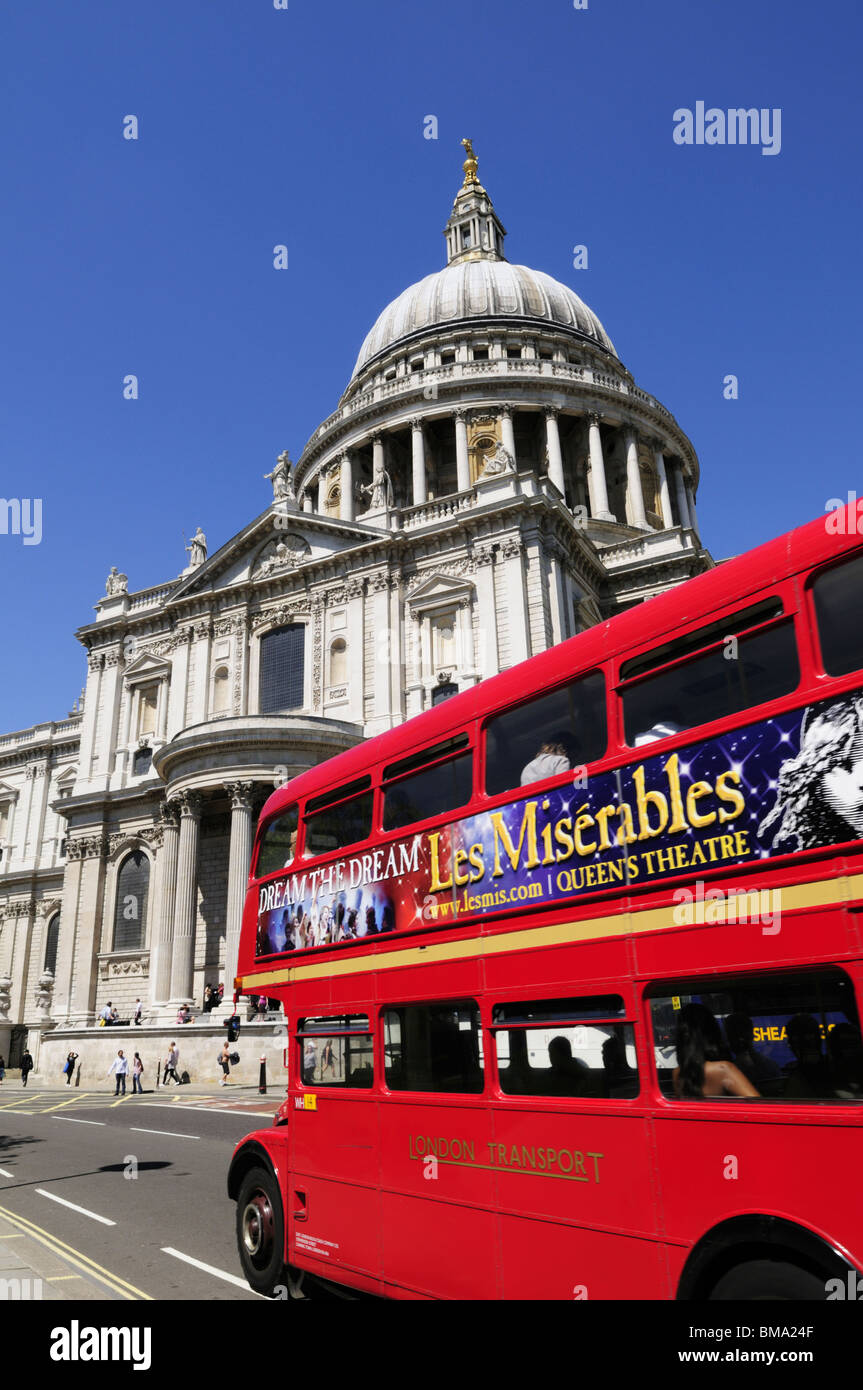 Eine alte legendäre Routemaster Doppeldecker-Bus, vorbei an der St. Pauls Cathedral, London, England, UK Stockfoto