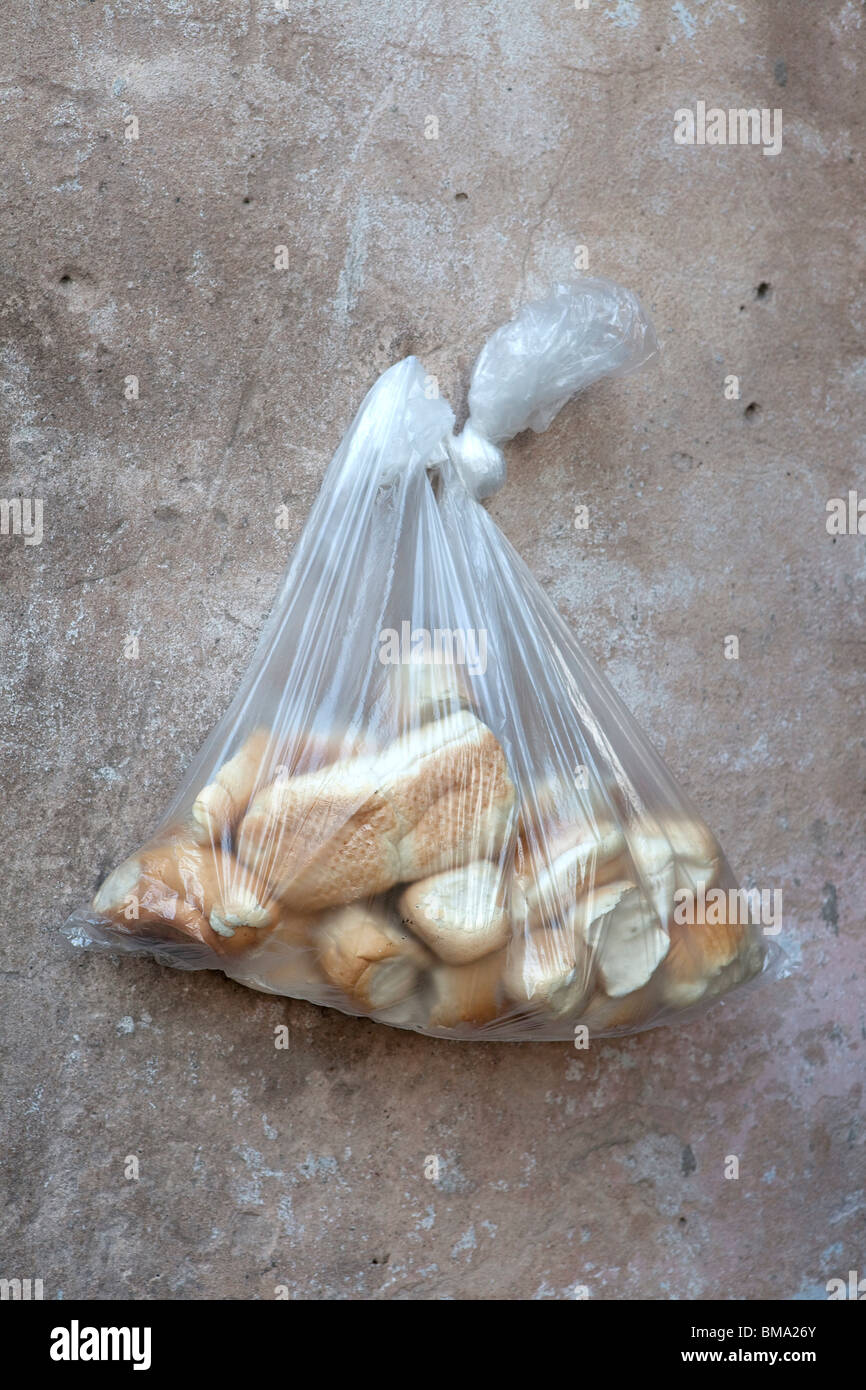 Brot in einer Plastiktüte Stockfoto
