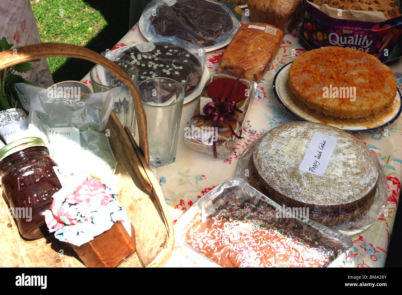 Hausgemachte Kuchen und produzieren bei einem Sommerfest Cake Stand Stockfoto