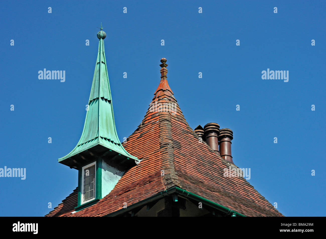 Dachfenster und Spirelet. 'Hillcote', 80, Gillinggate, Kendal, Cumbria, England, Vereinigtes Königreich Europas. Stockfoto