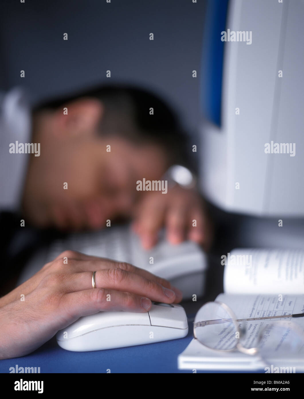Geschäftsmann am Computer schlafen Stockfoto