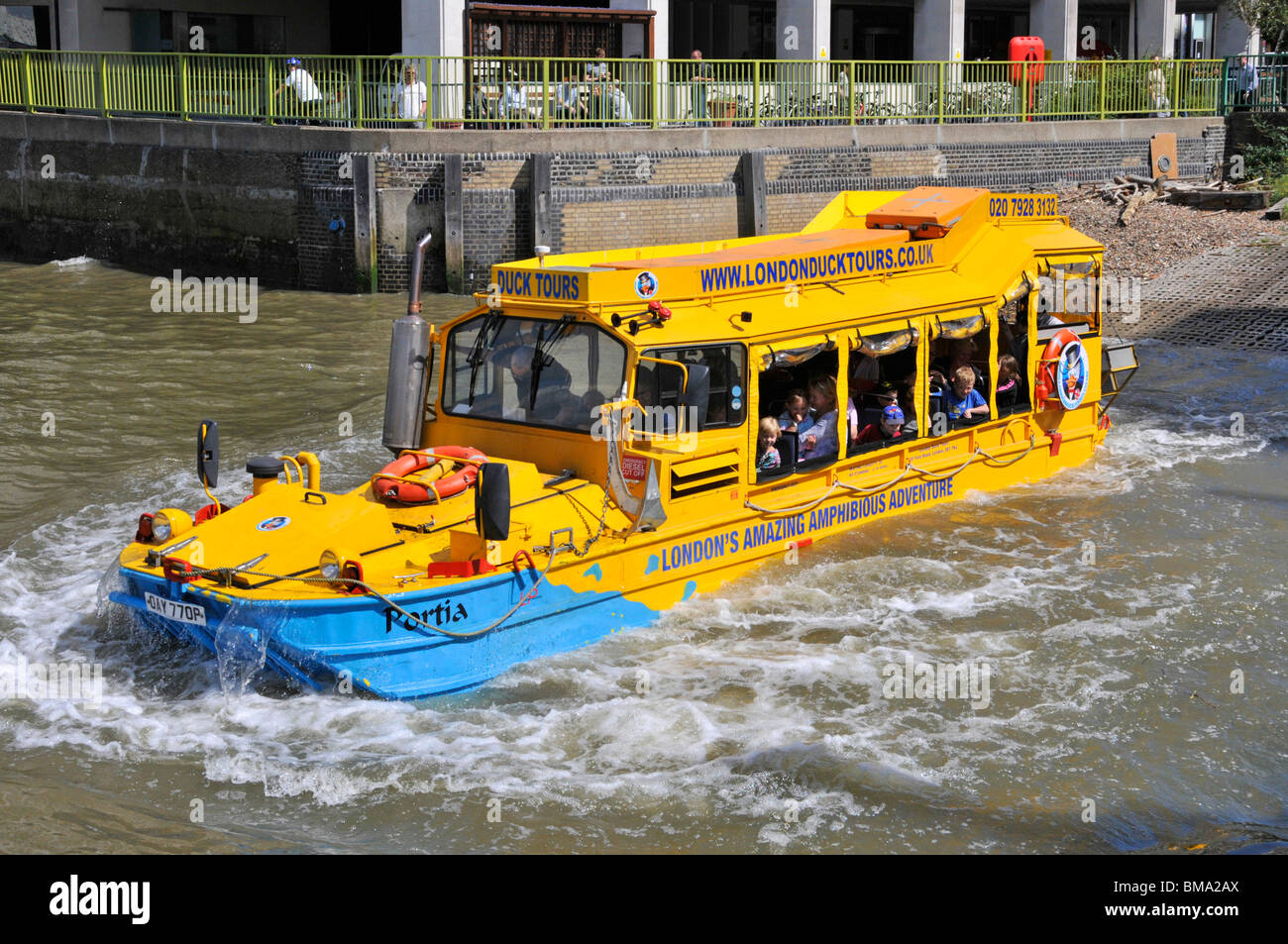 Vordere und seitliche Nahaufnahme von Menschen in ungewöhnlichen doppelten Zweck touristisch Boot splash in Thames für Sightseeing touristische Reise von London UK Riverside Stockfoto
