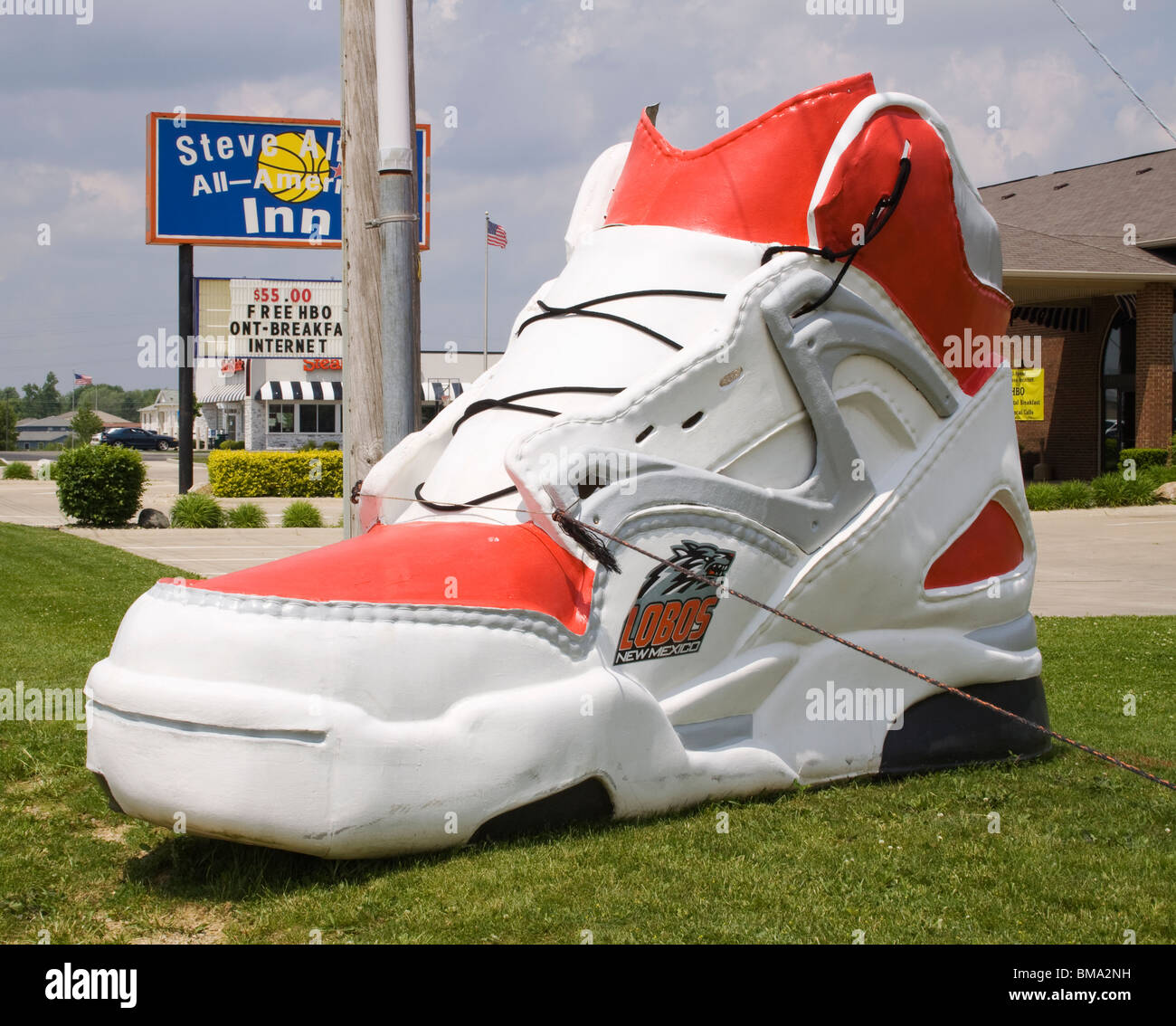 Riesige Sneaker in einem Schuhgeschäft in New Castle, Indiana Stockfoto