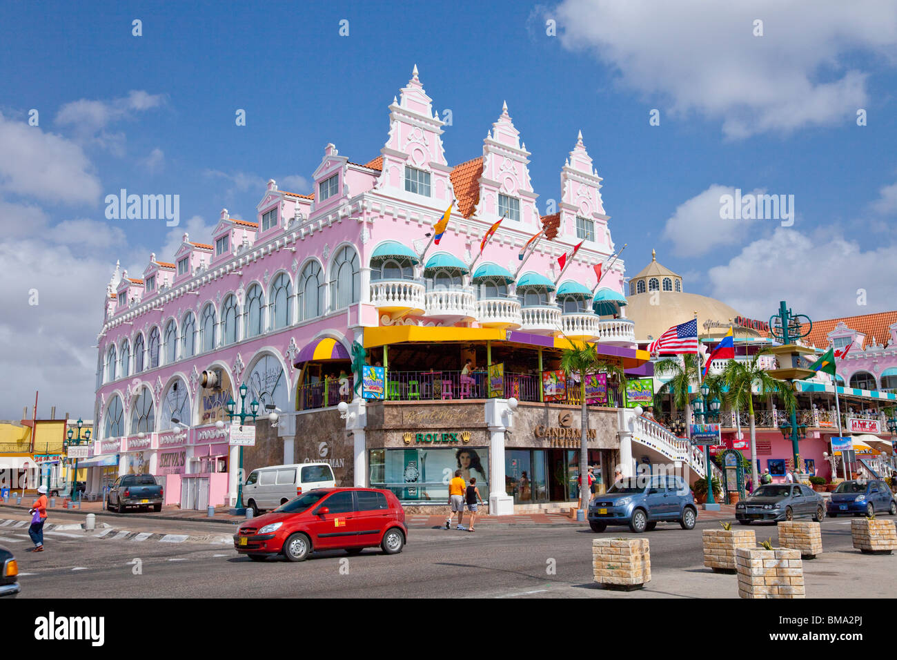 Die Hauptstraße von Oranjestad mit niederländischen Architektur in Aruba, Niederländische Antillen. Stockfoto
