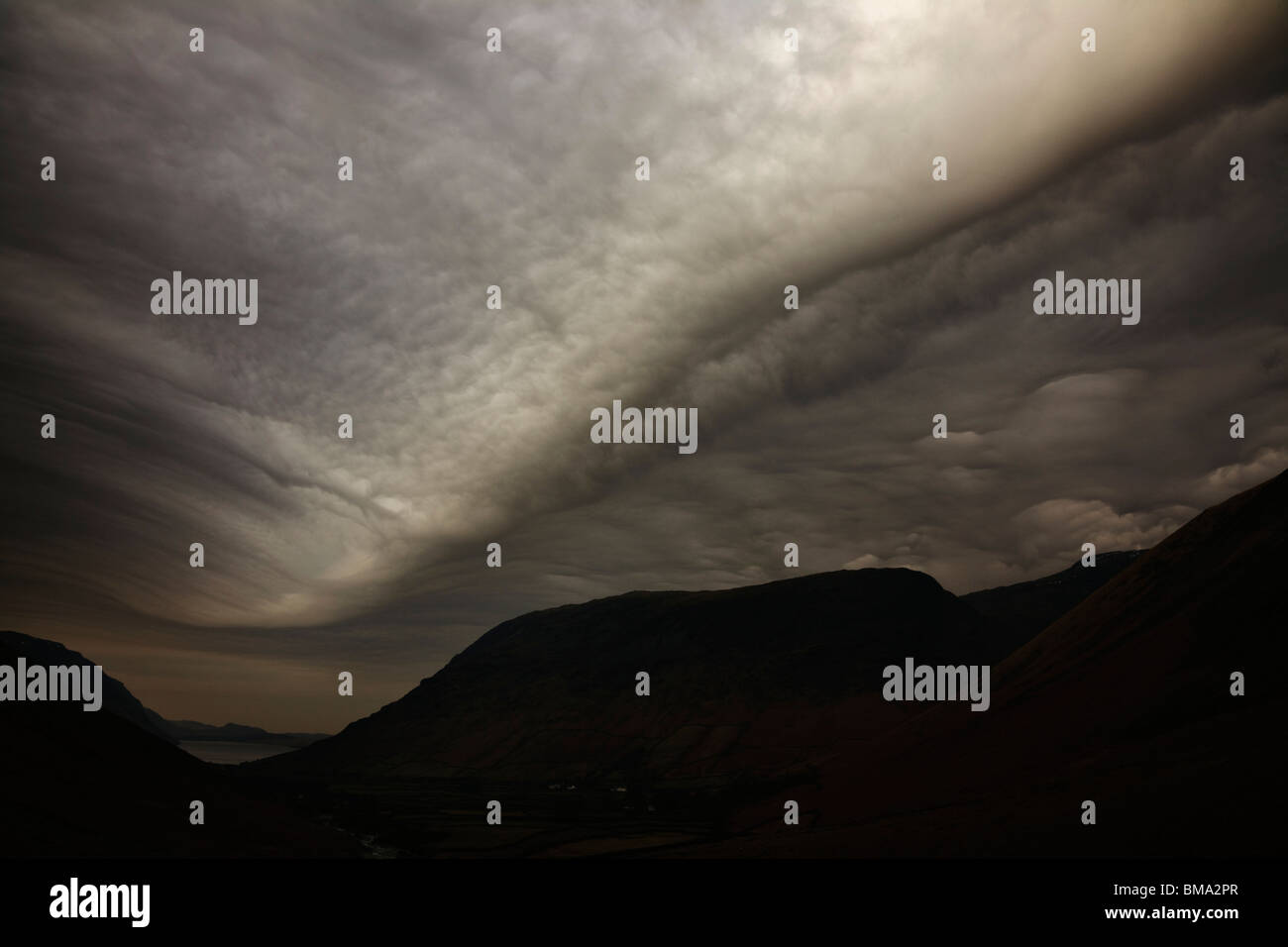 Ungewöhnliche Wolkenformation über Yewbarrow und Wasdale Head im Lake District im Spätwinter Stockfoto