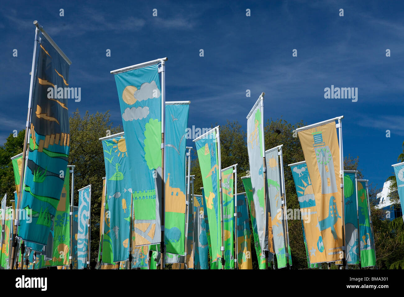 Mehrere Flags bei Norwich und Norfolk Festival 2010, gegen blauen Himmel in Norwich Stadtzentrum Stockfoto