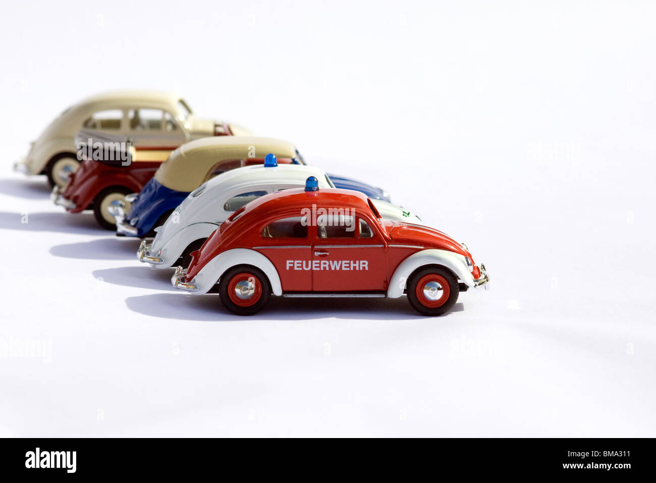 Sammlerstück Druckguss Spielzeug Modelle von vier Volkswagen Käfer Autos auf weißem Hintergrund in einer Reihe Stockfoto