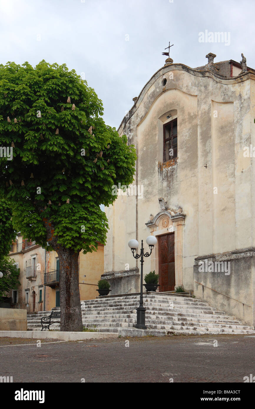 Blick auf eine Kirche in Civitaretanga, Abruzzen, Italien, die wahrscheinlich seit Jahrhunderten unverändert geblieben ist Stockfoto