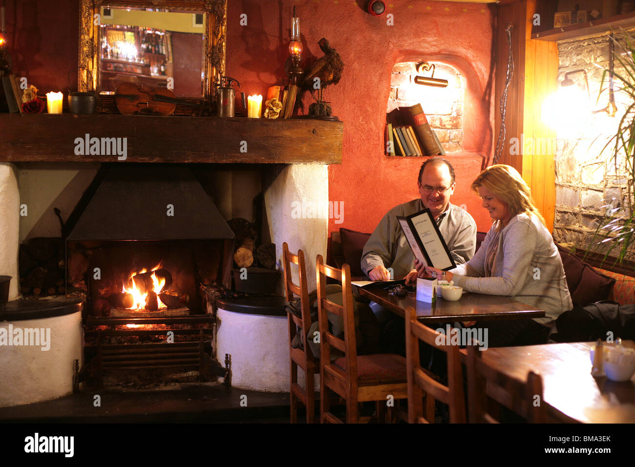 Einen gemütlichen Abend in einem ländlichen Irish Pub Stockfoto