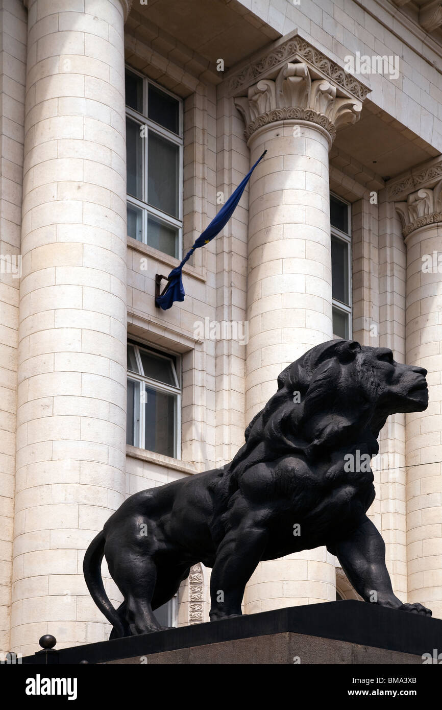 Löwenstatue an das Gesetz Gerichtsgebäude in Sofia, Bulgarien Stockfoto