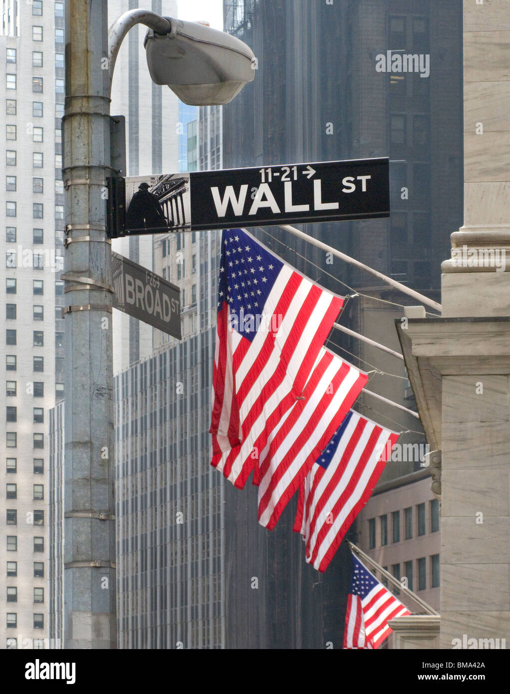 Nahaufnahme der Wall Street zu unterzeichnen und amerikanische Flaggen Stockfoto