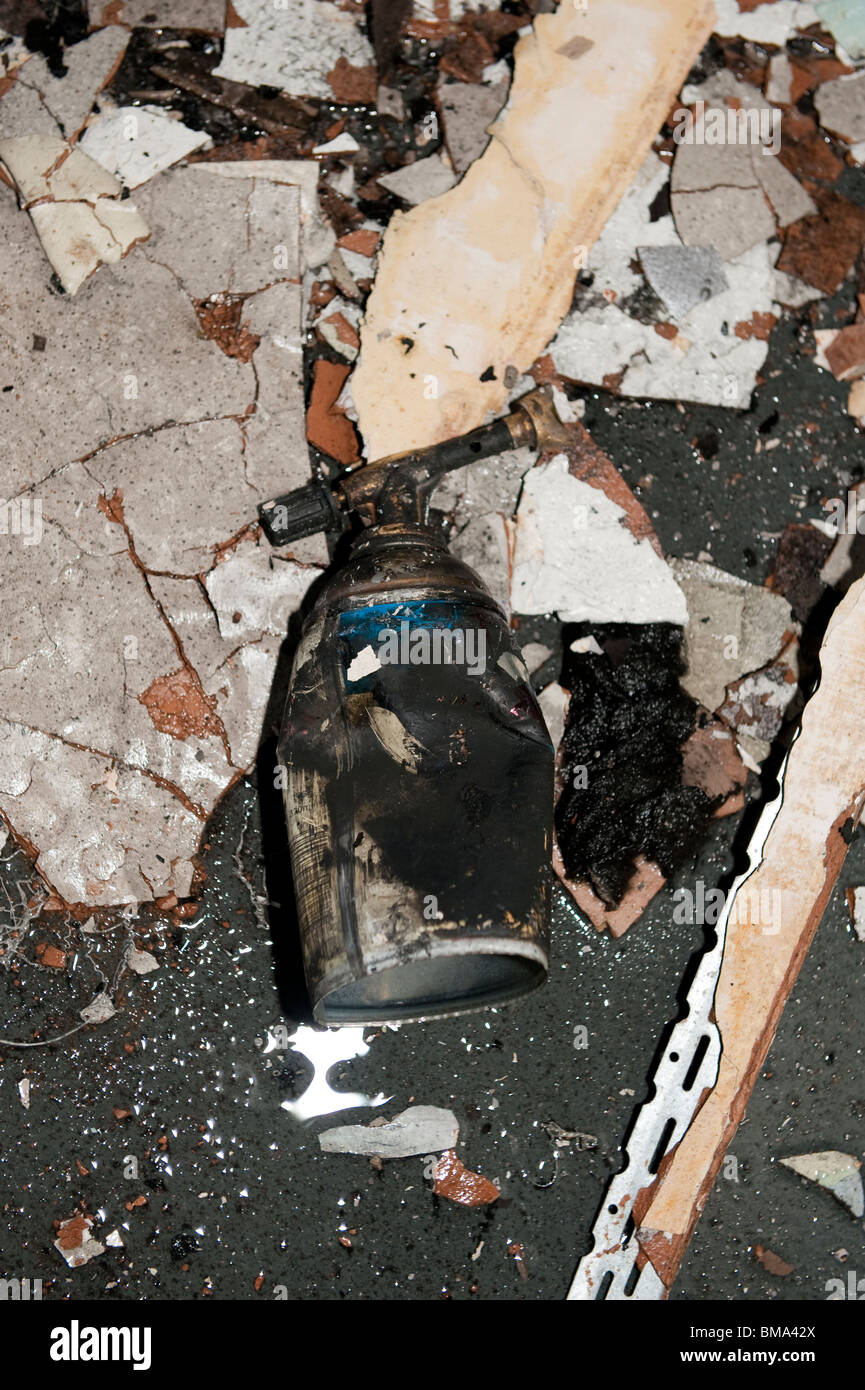 Lötlampe verbrannt, nachdem Feuer explodiert Stockfoto