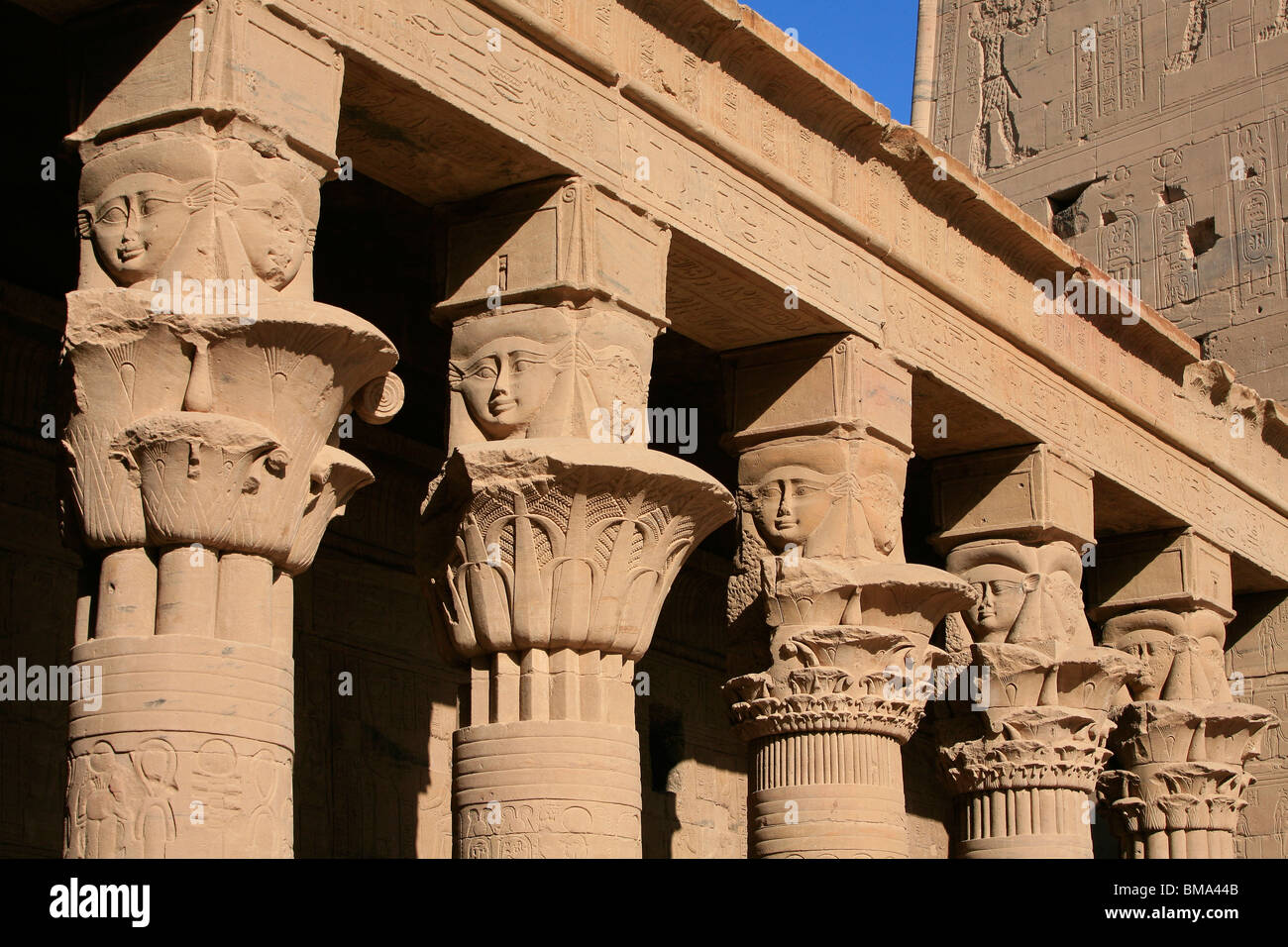 Kolonnade mit Kopf der Göttin Hathor am Tempel der Isis, am Philae nun auf Agilka Insel in Ägypten Stockfoto