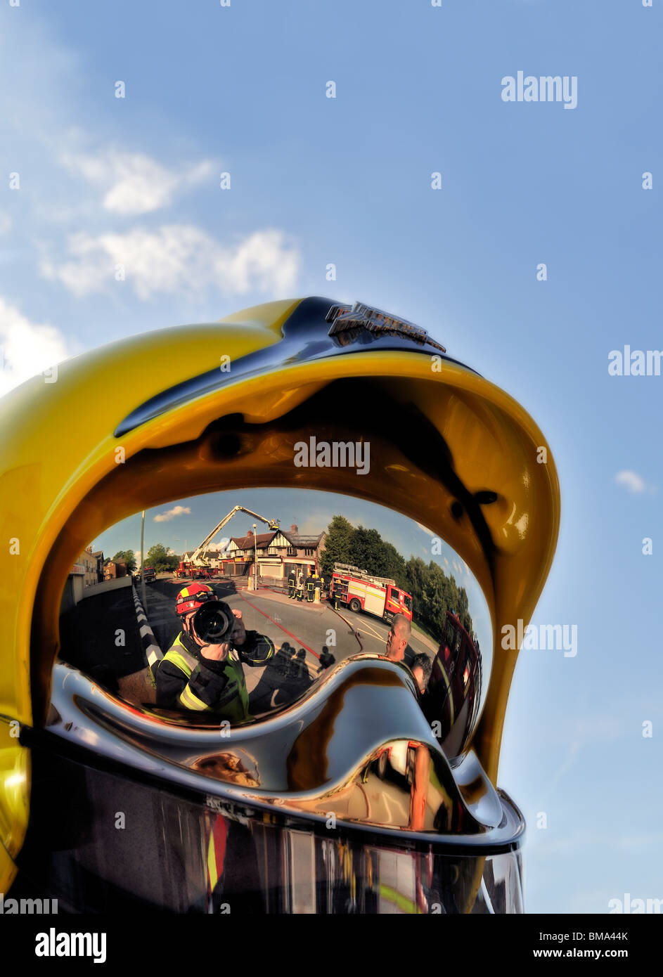 Feuerwehrmann in reflektierenden Helmvisier Modell vollständig veröffentlicht Stockfoto