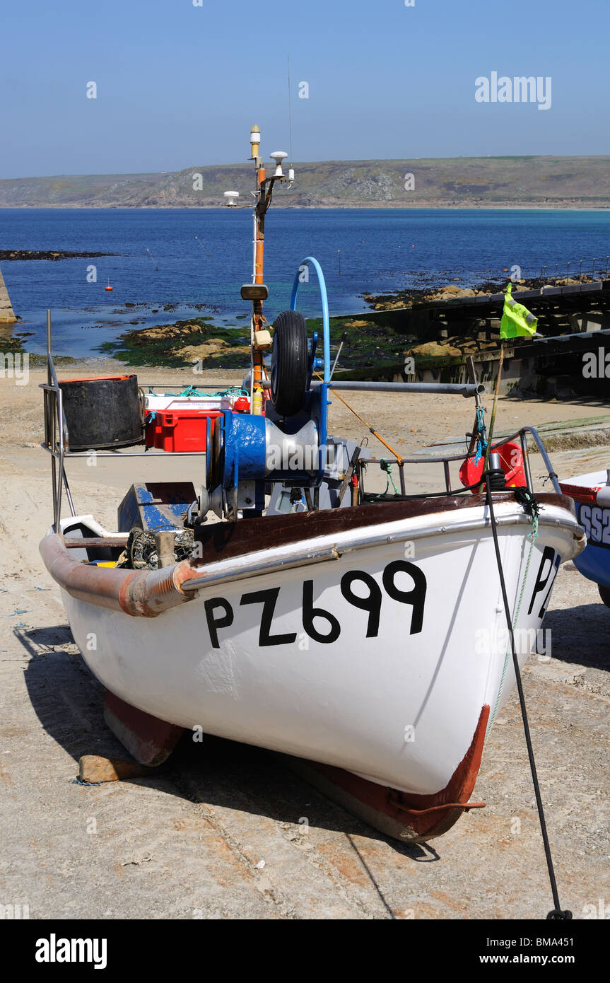 ein Fischerboot auf der Slipanlage an der Sennen Cove, Cornwall, uk Stockfoto