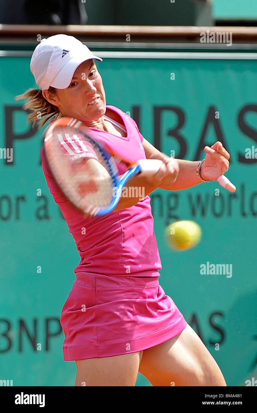Justine Henin (BEL) im Wettbewerb bei den French Open 2010 Stockfoto