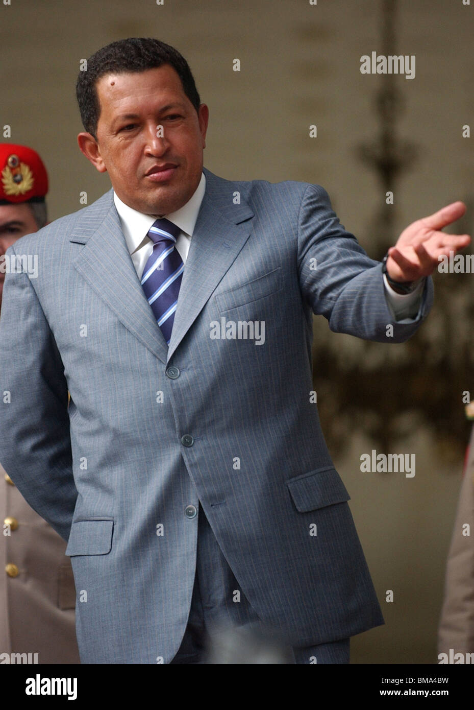 Venezuelas Präsident Hugo Chavez salutiert vor Journalisten in Miraflores Palast in Caracas, Venezuela Stockfoto