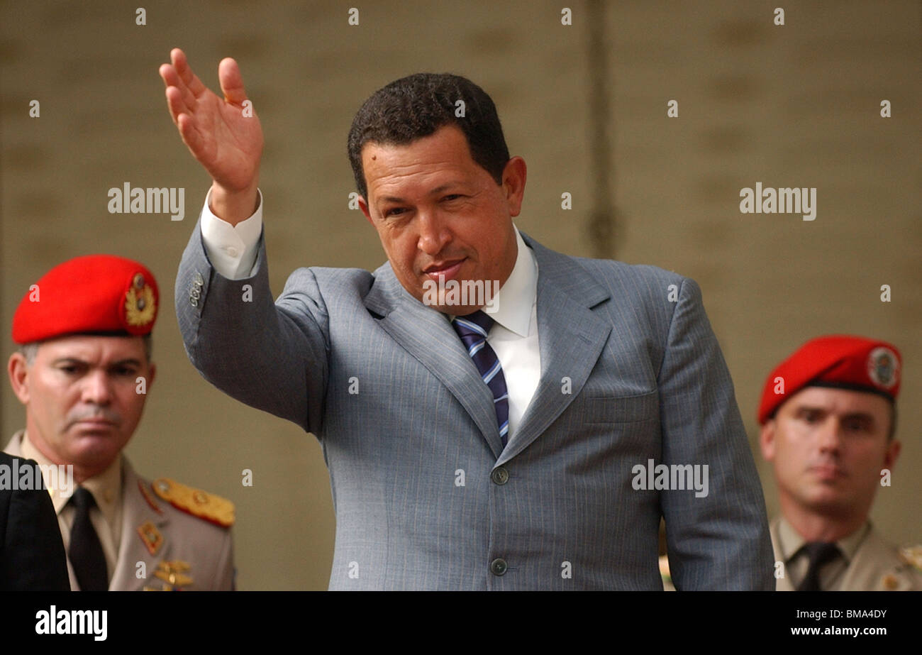 Venezuelas Präsident Hugo Chavez salutiert vor Journalisten in Miraflores Palast in Caracas, Venezuela. Stockfoto