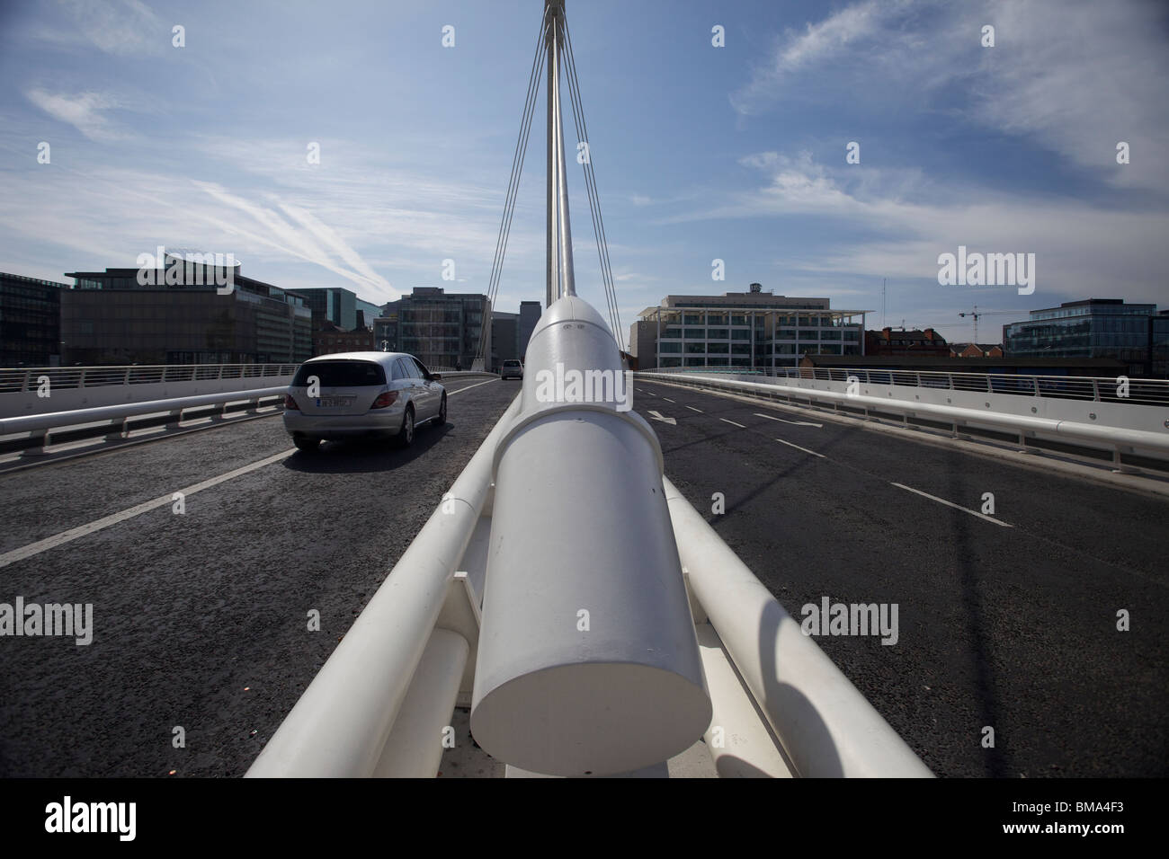 Die Samuel Beckett Brücke überspannt den Fluss Liffey in Dublin, Irland. Die Brücke ist in der Nähe des Dublin Docklands und Irish Financial Services Centre. Stockfoto