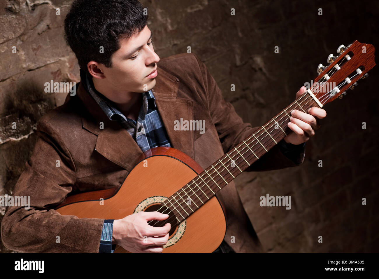 Junger Mann an der Gitarre zu spielen. Kamera-Winkel-Ansicht. Stockfoto