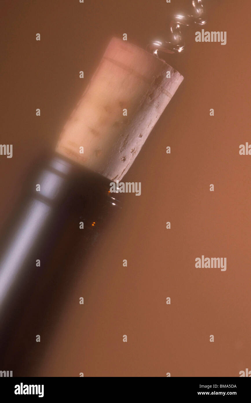 Flasche Wein mit Korken und Korkenzieher. Stockfoto