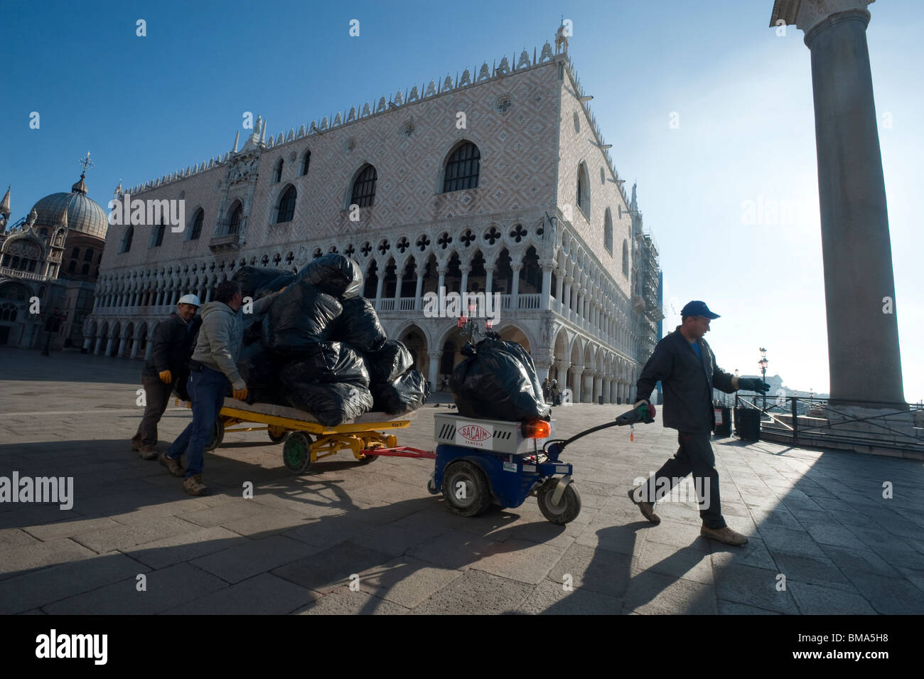 Verweigern Sie, Müllsammler Venedig Italien Stockfoto