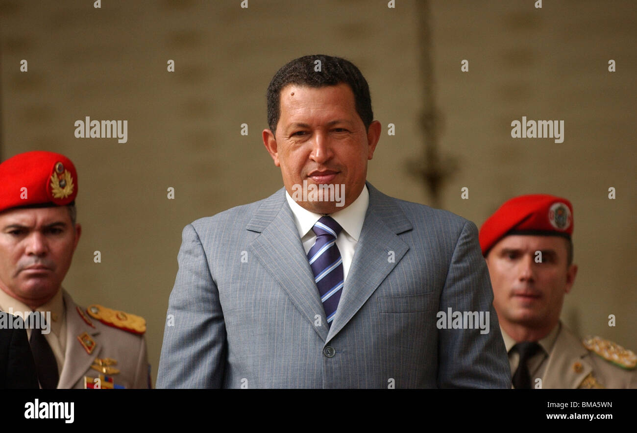 Venezuelas Präsident Hugo Chavez salutiert vor Journalisten in Miraflores Palast in Caracas, Venezuela Stockfoto