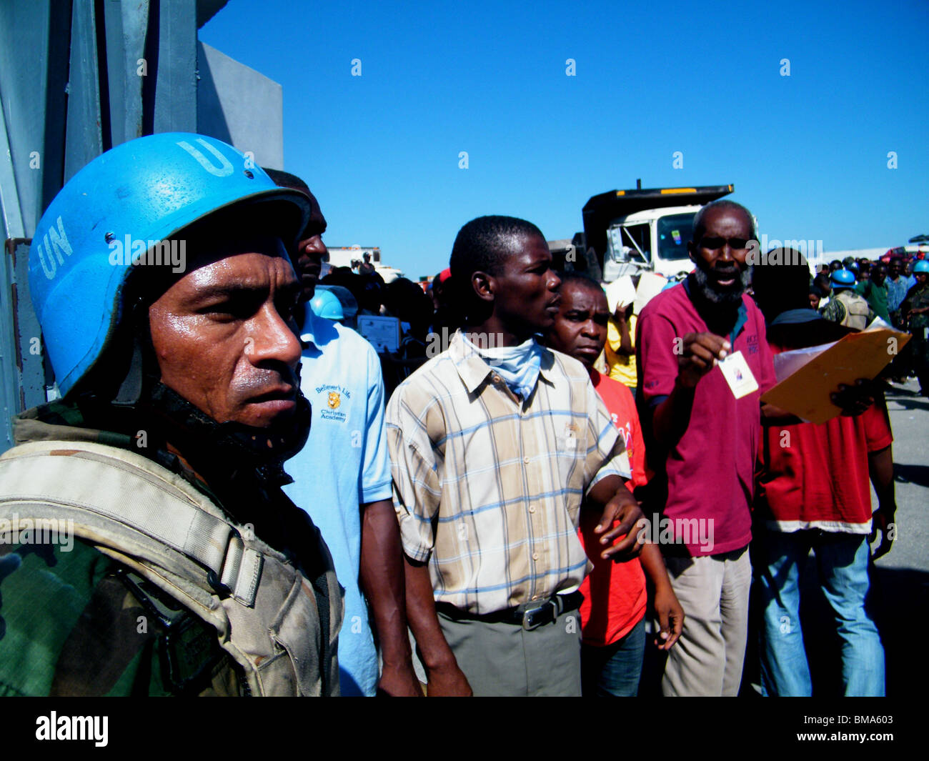 Ein Peruaner Soldat mit den Vereinten Nationen bewacht eine Verbindung in Port au Prince Hilfe nach dem Erdbeben in Haiti im Januar Stockfoto