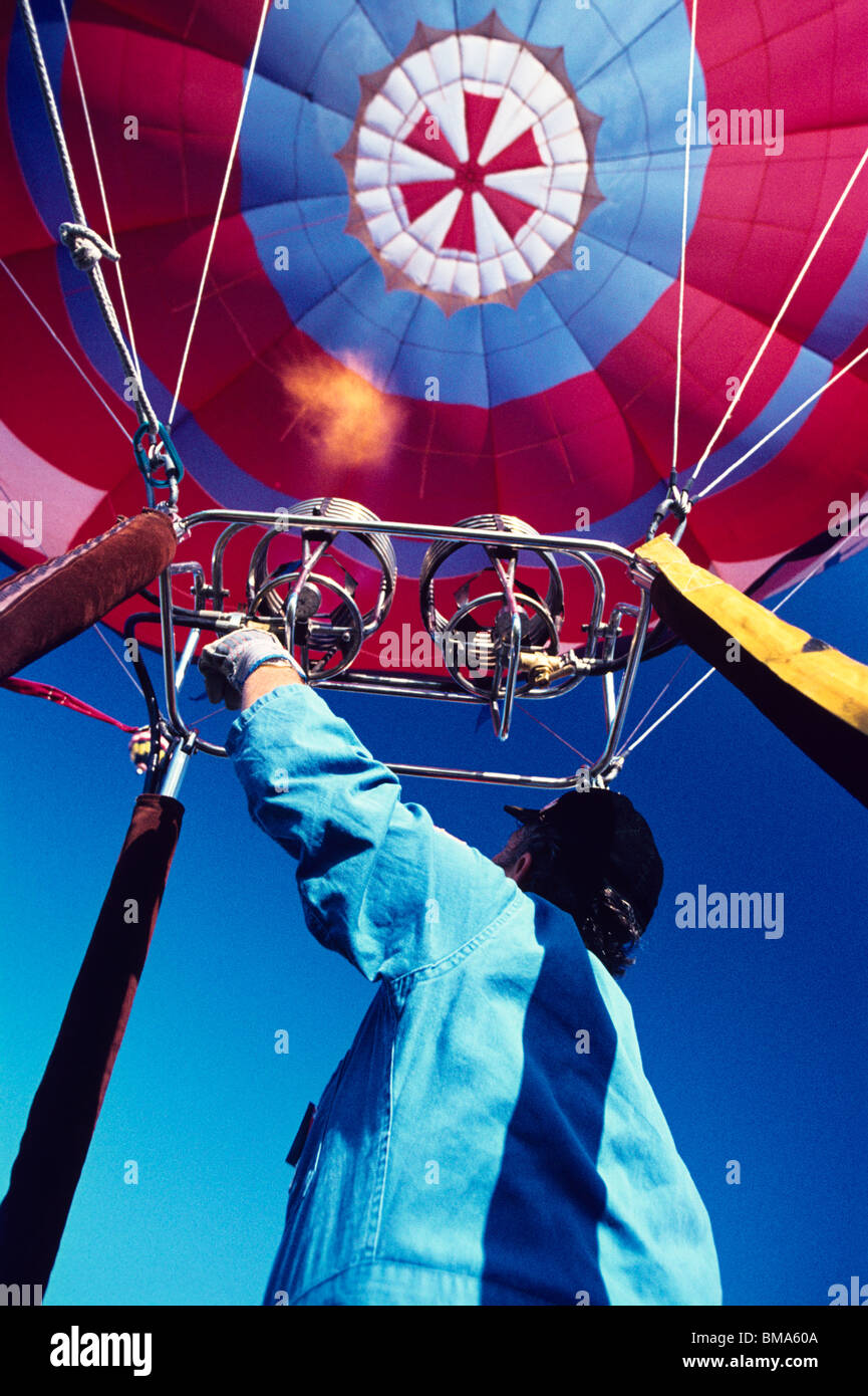 Pilot füllt sich seinem Heißluftballon durch einen Wasserstrahl Propangas anzünden. Stockfoto