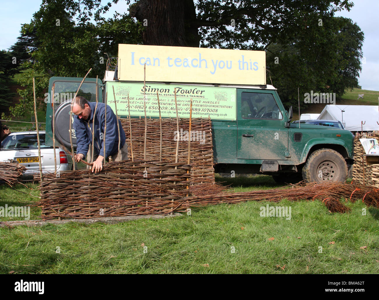 Ein Handwerker machen Flechtwerk Hürden in Chatsworth Show, Derbyshire, England, Großbritannien Stockfoto
