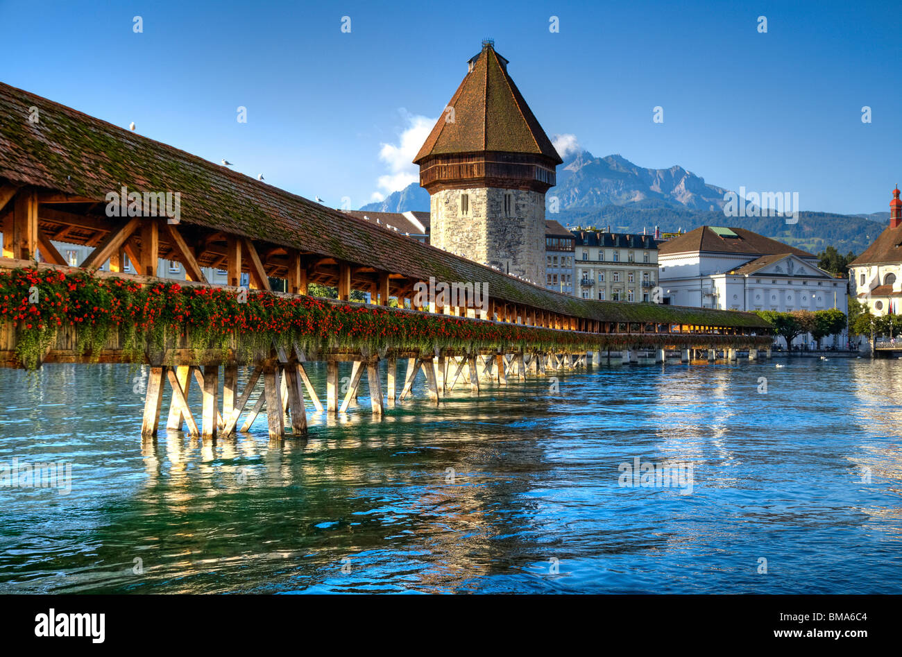 Berühmte Holzbrücke in Luzern Schweiz. Stockfoto