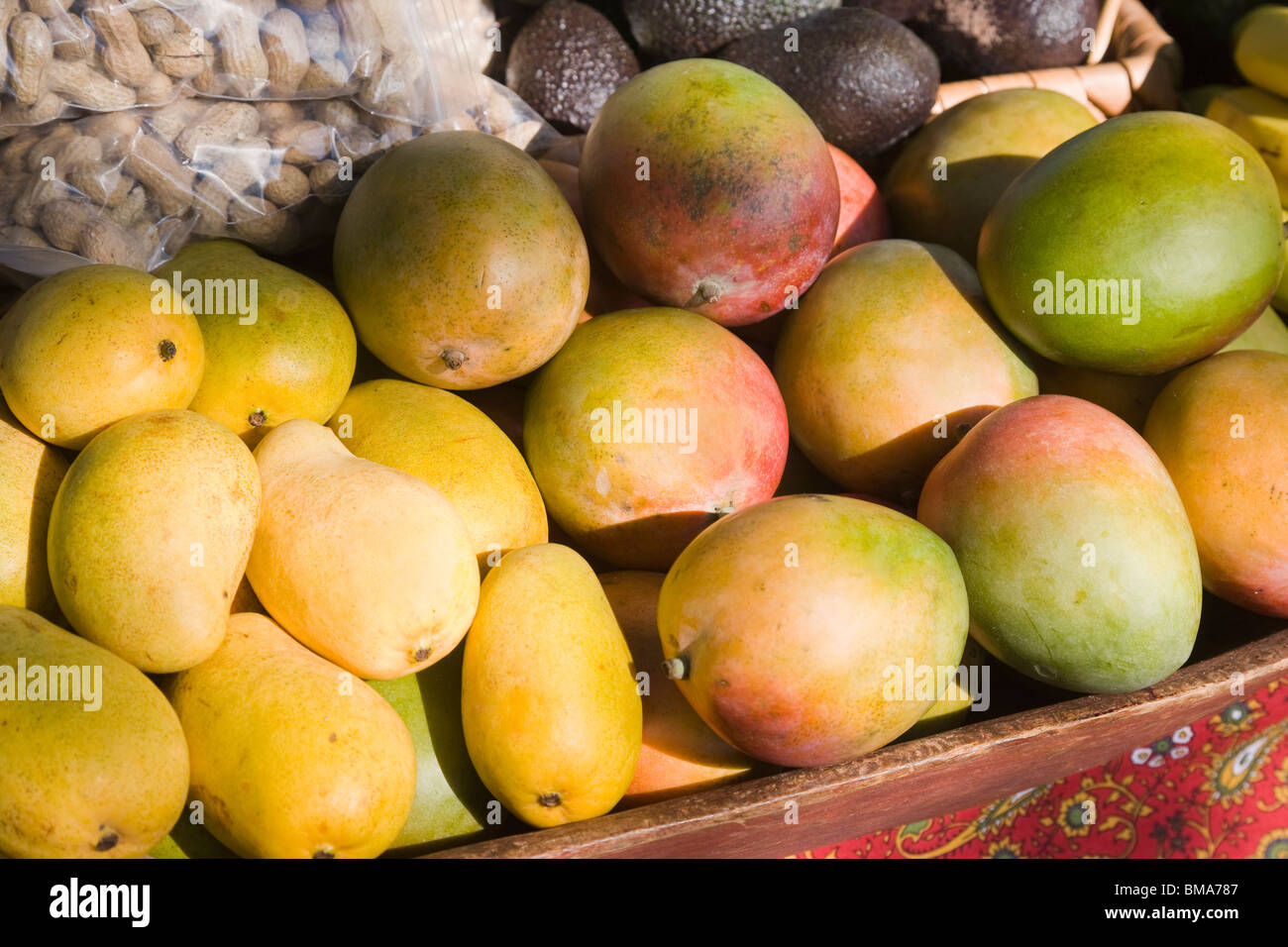 Mangos, Erdnüsse und Avocados auf ein Framer Marktstand Stockfoto