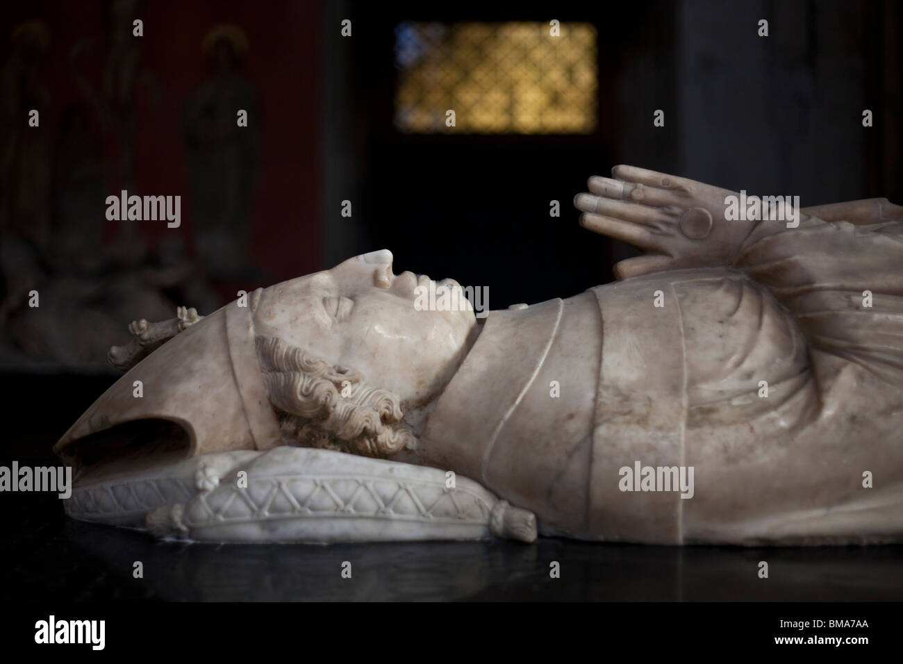 14. Jahrhundert Bildnis des Erzbischofs Wilhelm von Gennep Kölner Dom Deutschland | Marmorbildnis des betenden Bischofs auf dem Grab im Dom. Stockfoto