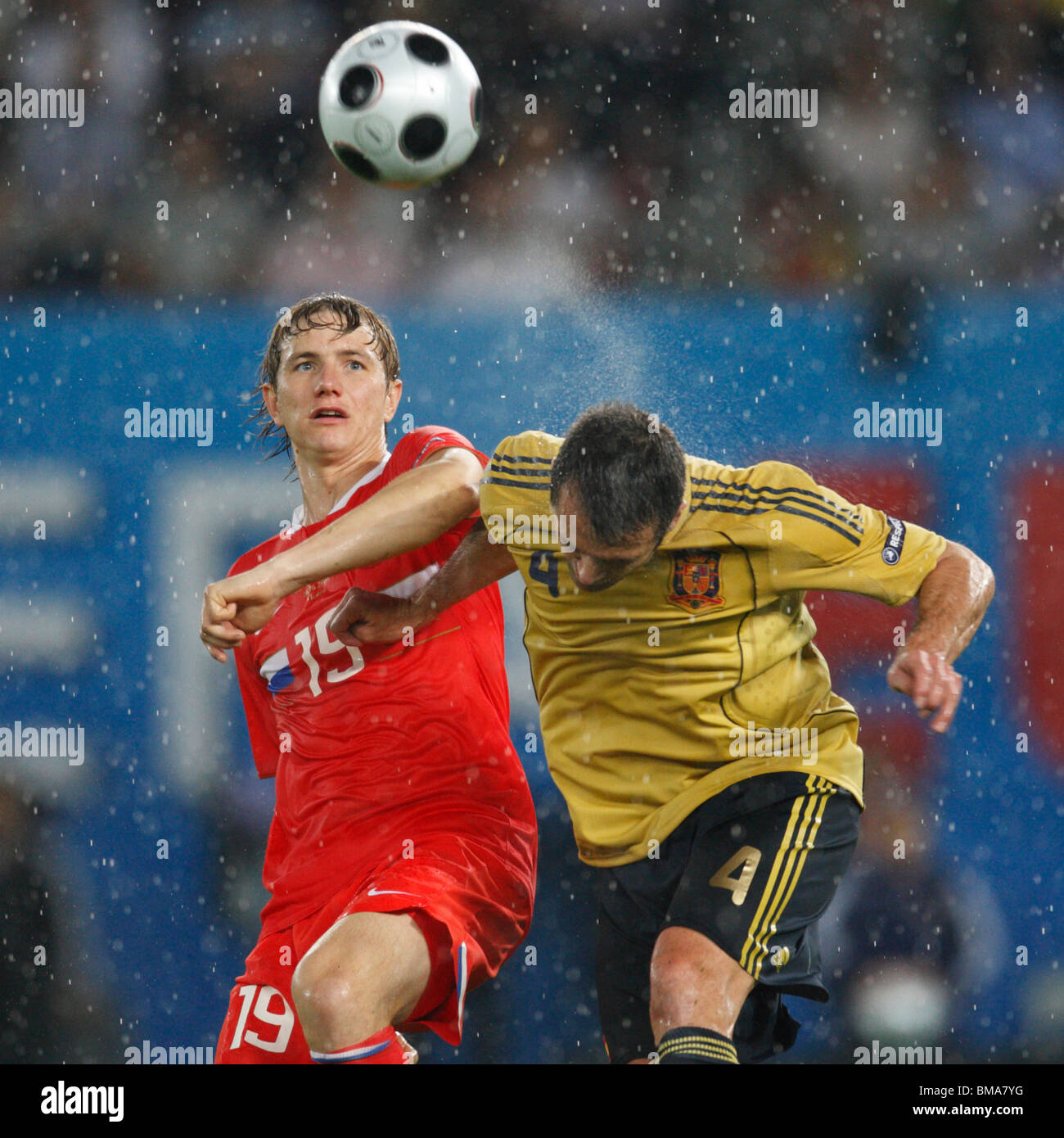 WIEN - 26. JUNI: Carlos Marchena (R) führt den Ball gegen Roman Pawlyuchenko (L) während eines Halbfinalspiels der UEFA Euro 2008 am 26. Juni 2008 im Ernst Happel Stadion in Wien an. Nur redaktionelle Verwendung. Kommerzielle Nutzung verboten. (Foto: Jonathan Paul Larsen / Diadem Images) Stockfoto