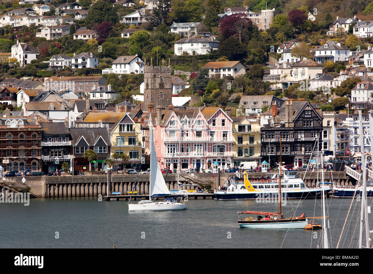 Großbritannien, England, Devon, Dartmouth, Stadt vom Fluss Dart, South Böschung mit St Saviours Kirchturm hinter Stockfoto