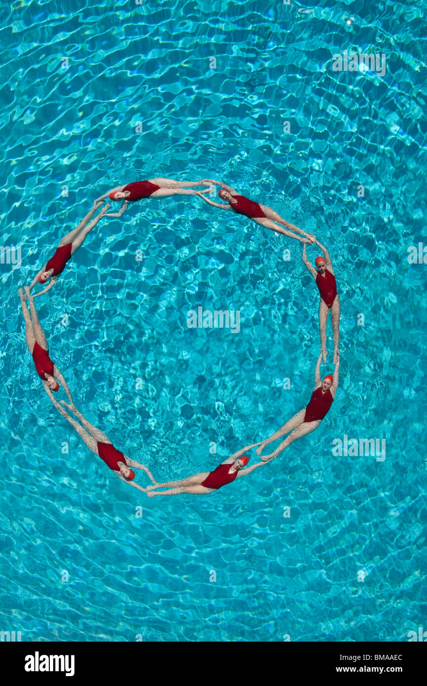Synchronschwimmerinnen bilden einen Kreis Stockfoto