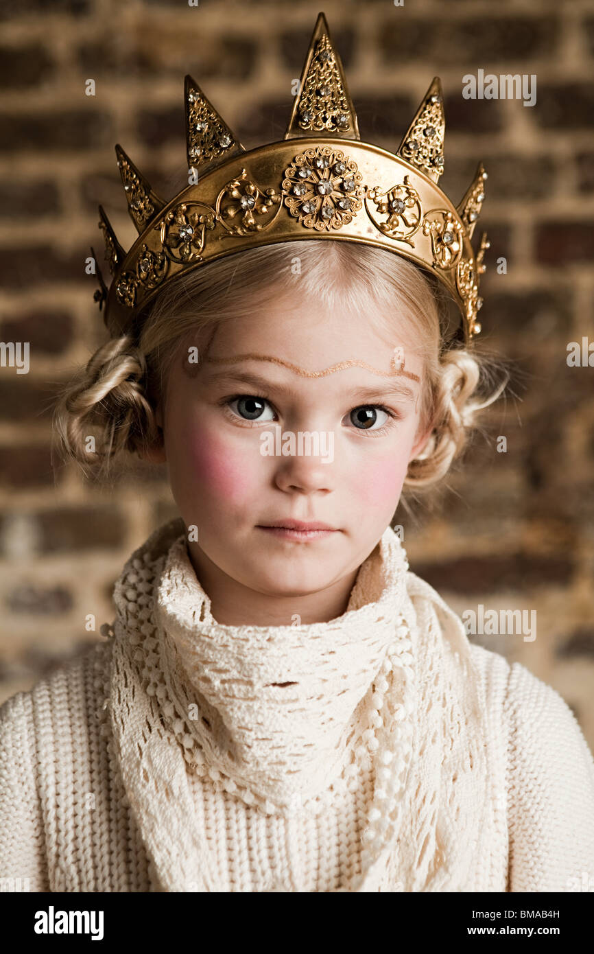 Junge Mädchen tragen goldene Krone Stockfoto