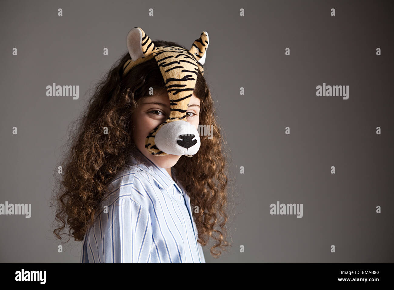 Junge Mädchen tragen Tigermaske Stockfoto
