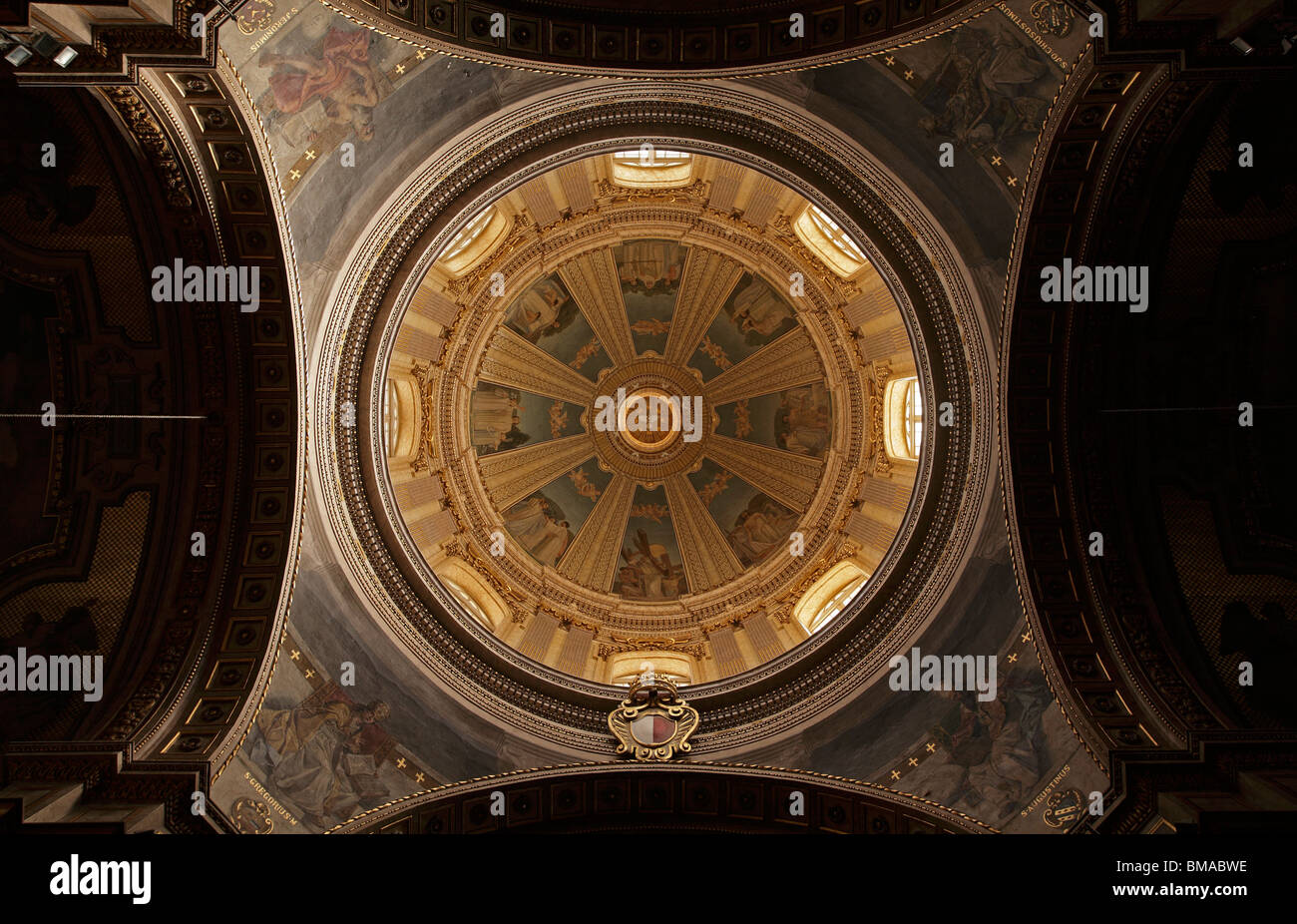 Das opulente Interieur der katholischen Kirche des Hl. Paulus, Rabat, Malta, zeigt die feine Kuppel Stockfoto