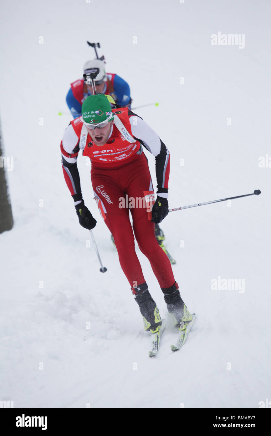 Simon Eder Österreich rote Trikot Männer 12,5 km Verfolgung IBU World Cup Biathlon Kontiolahti, Finnland 14. März 2010 Foto: ROB WATKINS Stockfoto