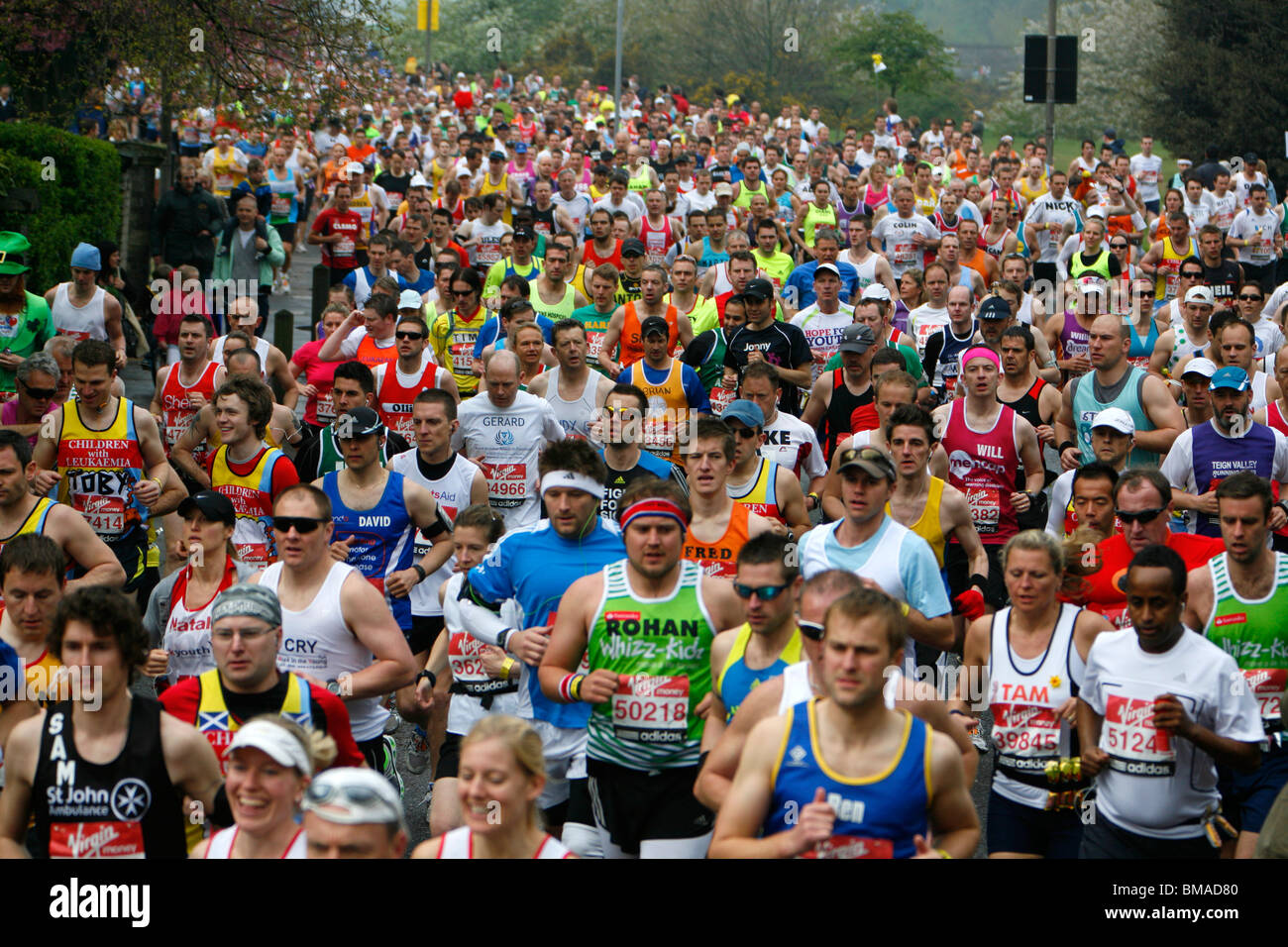 London-Marathon-Läufer entlang Charlton Weg, Blackheath, London, UK Stockfoto