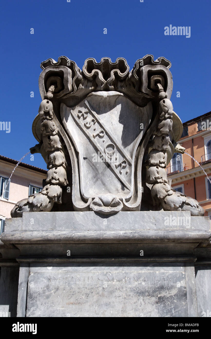 SPQR-lateinische Aufschrift in Marmorstein auf dem Brunnen in Santa Maria am Trastevere Platz in Rom Italien Stockfoto