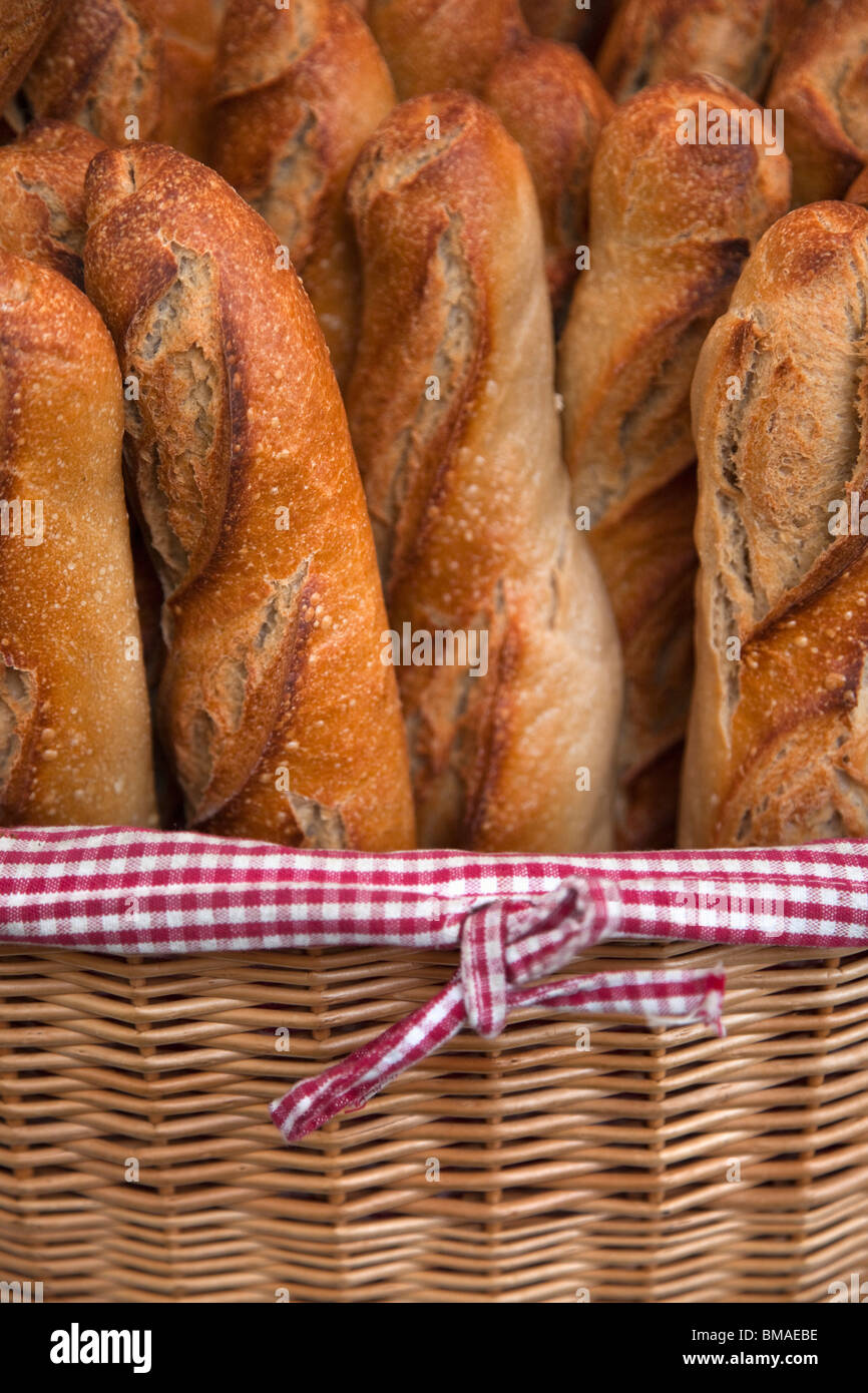 Korb mit französischen Stick Brot, Markt, Paris, Frankreich Stockfoto