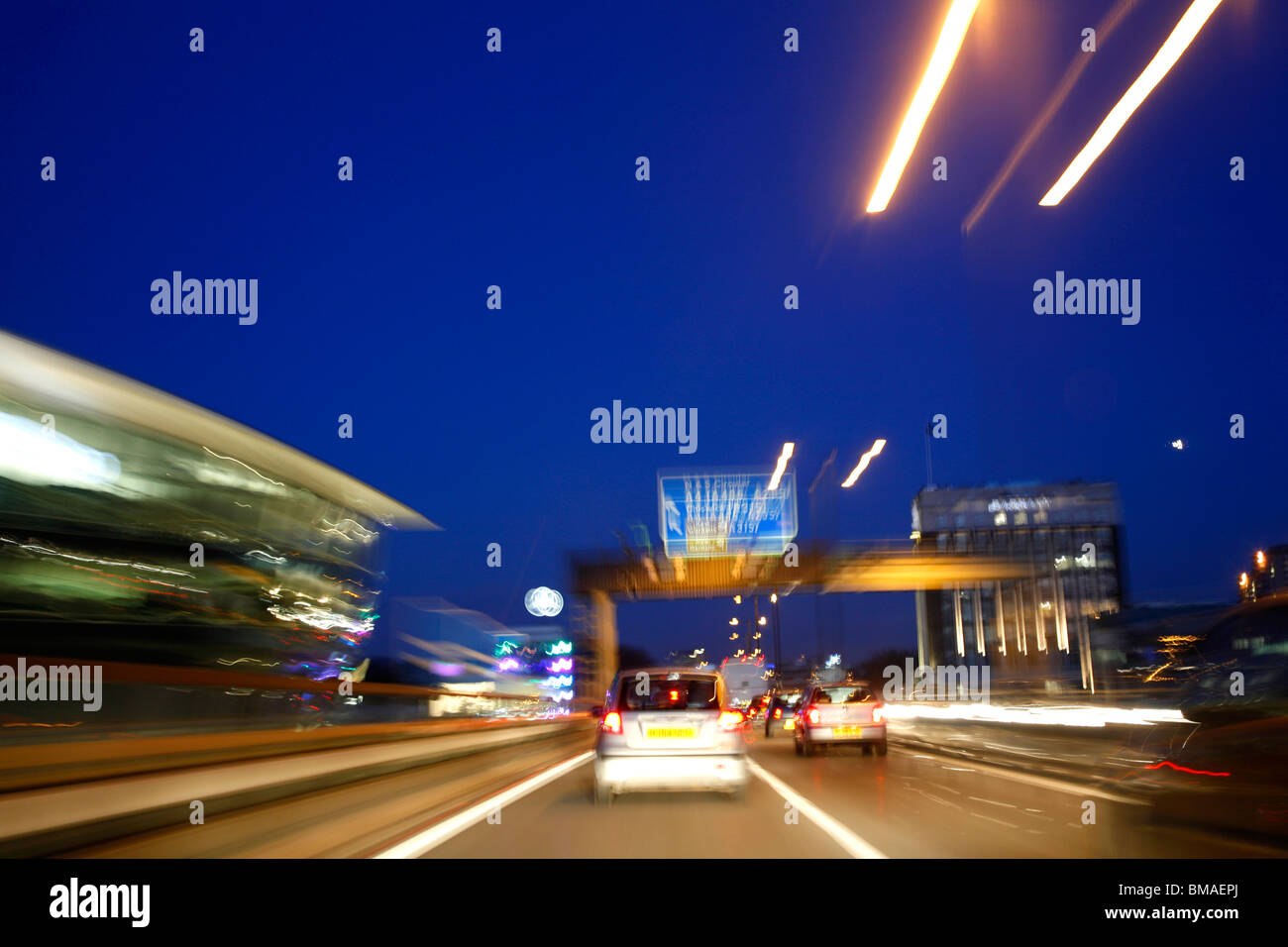 Reisen entlang der erhöhten Abschnitt der Autobahn M4 bei Brentford, London, UK Stockfoto