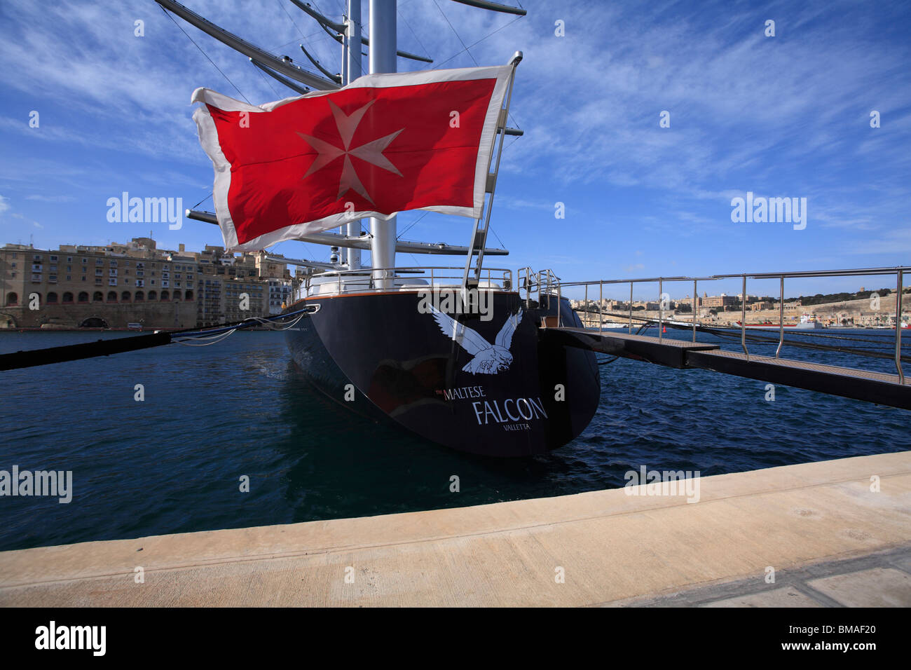 Ein super-Yacht an ihre Liegeplätze in der Dockyard Creek direkt neben dem Grand Harbour in Valletta, Malta. Stockfoto