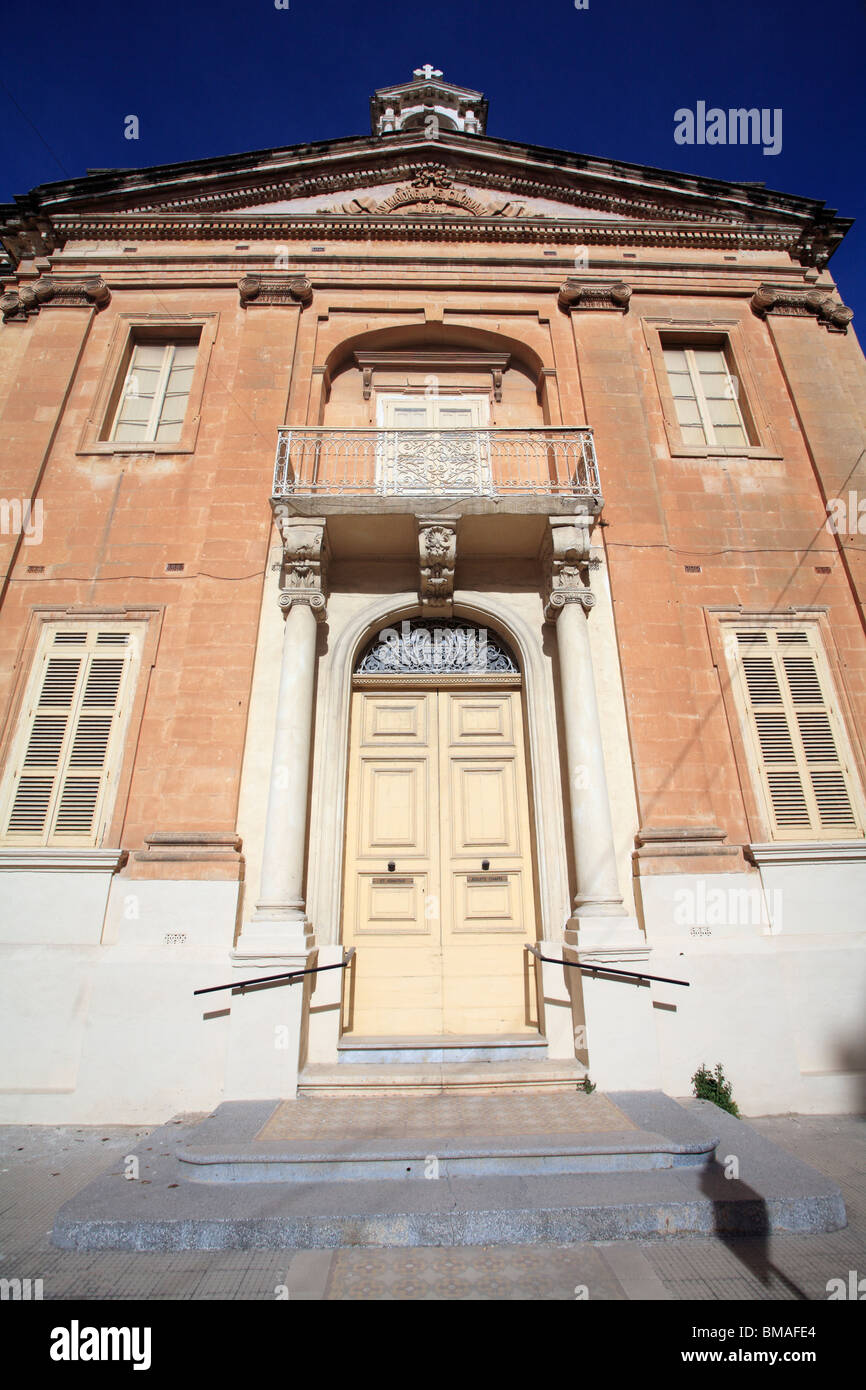 Eine Ballettschule in einer ehemaligen Kapelle Missionar, Sliema, Valletta, Malta. Einen feinen Eingang mit korinthischen Säulen unter einem Balkon. Stockfoto
