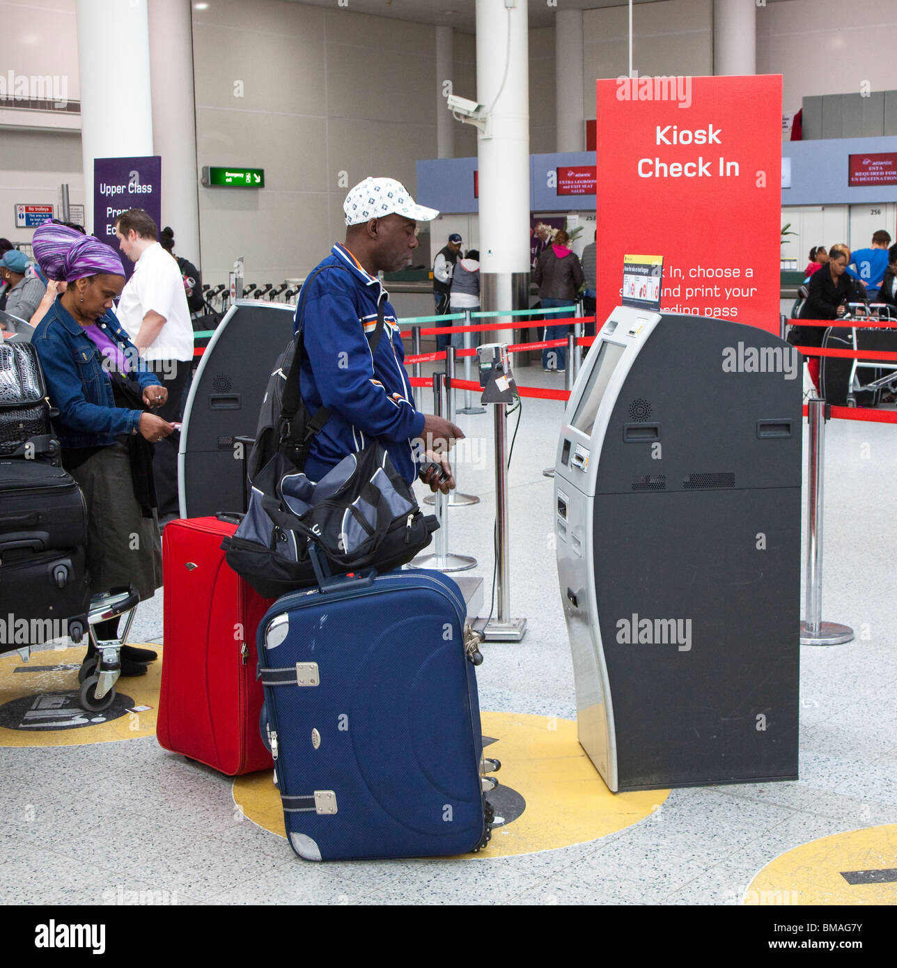 Menschen mit selbst Ticket Einchecken Maschine am internationalen Abflug terminal Gatwick Flughafen Süd England UK Stockfoto