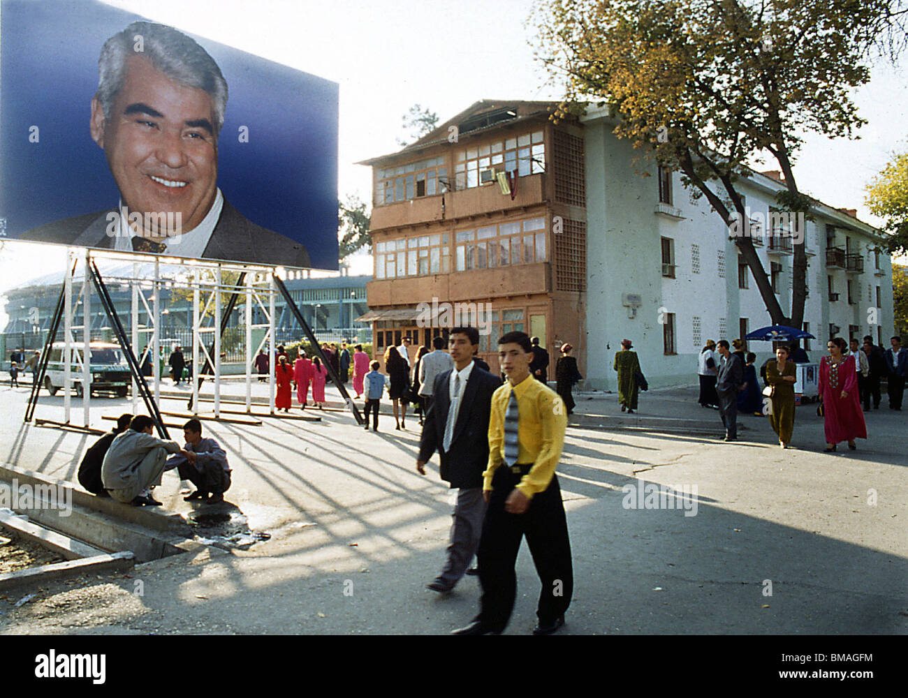 Ein Plakat-Porträt von Turkmenistan Präsident Saparmurat Niyazov steht über einer Straße in der Hauptstadt Stockfoto